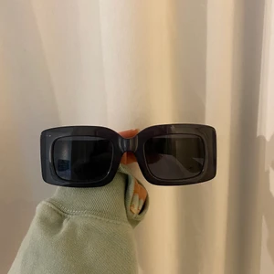 Mörkblå solglasögon  - Mörkblå solglasögon, one size, köpta på CARLINGS och har bara använts ett fåtal gånger💕 bra skick! Hör gärna av dig ifall du har några frågor☺️