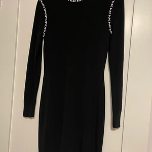 Michael Kors klänning - Klänningen är mycket stretchig och är i storlek S men funkar lika bra för er som bär storlek M. Den är använd endast en gång och är i nyskick. Lite tjockare material och ”randigt” tyg. 