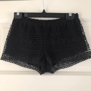 Spets shorts - Jag säljer dessa fina svarta shorts i spets från H&M. De är i bra skick och har inga defekter. Köparen står för frakten🤍