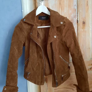 Mocka jacka  - Brun mocka jacka i storlek xs, från Vero moda. Pris kan ev. diskuteras. Såklart bara höra av er om ni önskar fler bilder eller mer info! 😊 köpt för 900kr säljs för 250kr 