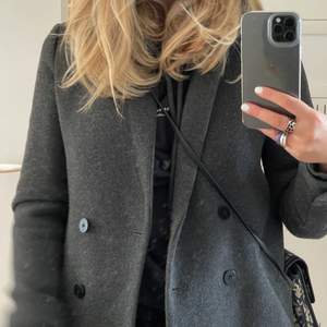 Säljer en medellång, dubbelknäppt kappa från Zara. Jättefint material med bra kvalité! Svarta knappar, fickor på båda sidorna och lagom varm till hösten. Perfekt med en hoodie under!! 🤓🤓🤓