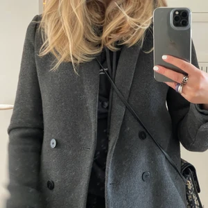 Kappa - Säljer en medellång, dubbelknäppt kappa från Zara. Jättefint material med bra kvalité! Svarta knappar, fickor på båda sidorna och lagom varm till hösten. Perfekt med en hoodie under!! 🤓🤓🤓