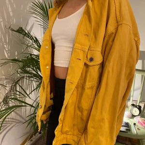 Gul jeansjacka - Gul oversized jeansjacka från H&M, storlek 38 i gott skick. Frakt tillkommer, Skriv för fler bilder