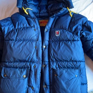 Fjällräven jacka  - Säljer en fjällräven jacka som är en av mina favoritjackor! Den är verkligen super fin, älskar att den är så stor o mysig🥰 jackan är i storlek xxxs som passar mig som brukar vara en S i jackor. Den är lite sliten på höger arm och även på högra fickan men de är inget jag har tänk på