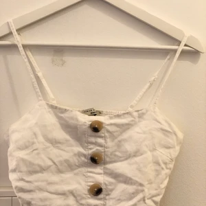 Vit topp med knappar - Superfin somrig topp från Gina tricot i storlek 36 men passar också XS/34💗💗 skriv i chatten för funderingar :)