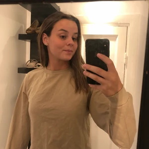 Beige sweatshirt  - En beige lite tunnare sweatshirt från Nelly! I storlek S men passar nog både XS och M💗💗 knappt använd så det finns inga skador på plagget! skriv i chatten för funderingar.