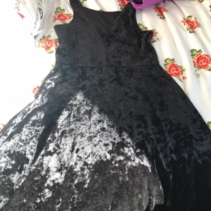 Klänning  - Jättefin klänning har haft den på mig Bara två gånger storleken är 146 - 152 säljer den på grund av den är liten för mig☺️😊🙂 säljer den för 50kr priset går att diskutera