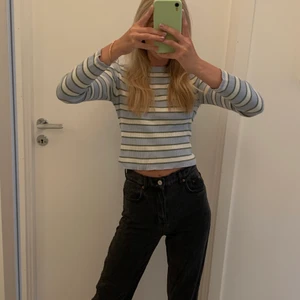 Randig tröja  - Säljer denna super söta och trendiga randiga tröja från Zara i st M (är i vandliga fall en S). Sparsamt använd och säljer pga av att jag har tröttnat inget fel på tröjan. Skriv för fler bilder!💙💙