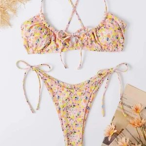 Bikini - Helt ny bikini ifrån SHEIN! Endast prova med trosor på och även skyddet på underdelen är kvar! Storlek S🥰 