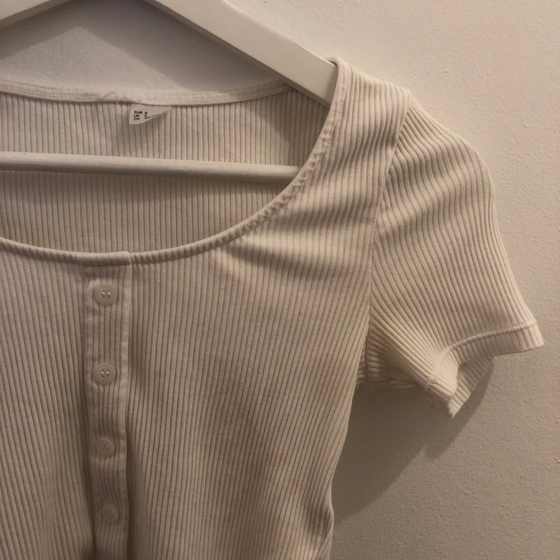 Vit topp med knappar - 91