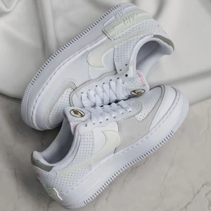 Nike Air Force 1 Shadow Atomic Pink - Alldeles oanvända med tag, orginalbox och kvitto kvar. Fick verkligen precis precis hem skorna, men då dom beställdes från USA blev det fel storlek 😞  Skorna görs tyvärr inte längre, därav priset. Kan både frakta och mötas upp! 🤍