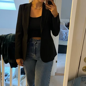 Filippa K damkavaj - Jättefin damkavaj från Filippa k! Lite lätt insydd i midjan, fin modell och små axelvaddar. Möts gärna upp men kan också skicka!