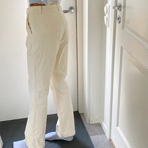 Vita Manchester jeans - Säljer mina superfina Manchester jeans som tyvärr är för korta på mig. Jag på bilden är 172 cm lång💕💕köparen står för frakten🙌🏼