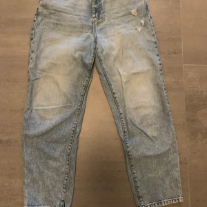 Straight ginatricot jeans ljusblåa - Måttligt använda men ändå fint skick. Strl 40 men mer som en 38