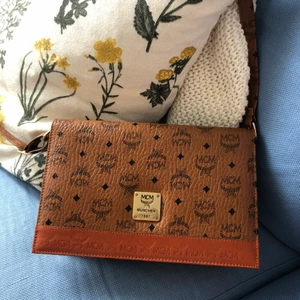 Vintage väska  - Denna väska köpte min mamma på 90-talet när hon va i Thailand, lite charmigt ändå