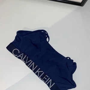 CalvinKlein - En topp från CalvinKlein. Rätt liten i storlek och med en liten twist , det är två olika toppar på varsinn sida så du kan välja vilken typ av topp du vill ha genom att bara vända på den!😍