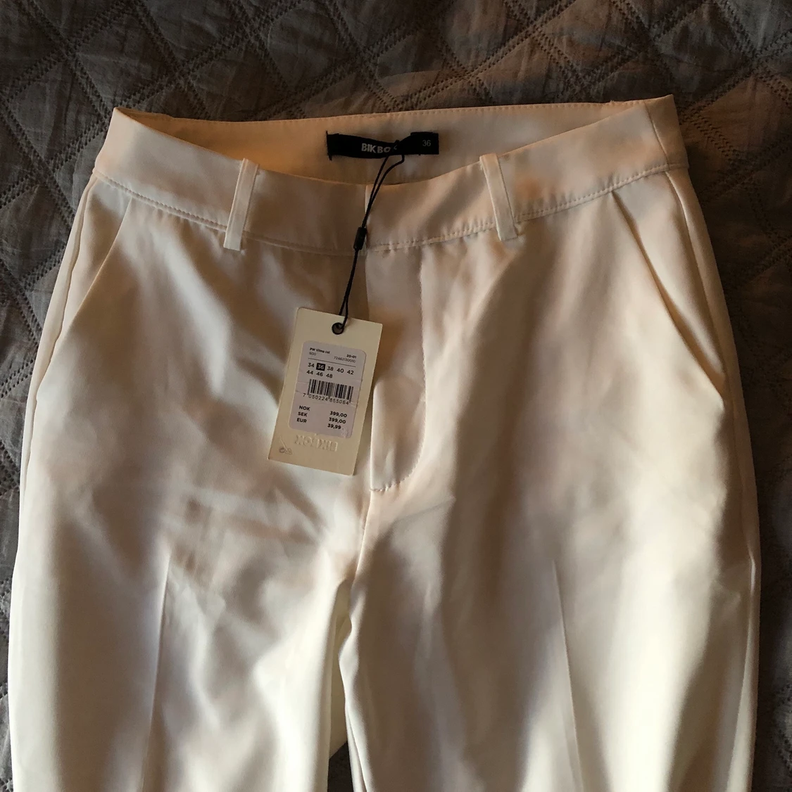 Vita kostymbyxor bik bok - 91