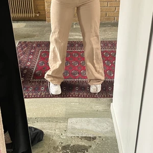 Beiga jeans - Skitsnygga jeans från monki, säljer eftersom att dom tyvärr är lite små för mig! Dom är i bra skick med lite slitningar vid hälen som syns på tredje bilden. Köparen står för frakten, skriv för fler bilder eller frågor!💞