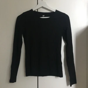 Svart basic långärmad tröja  - Svart långärmad tröja från H&m, oanvänd och i fint skick . Pris kan diskuteras vid snabb affär :) 