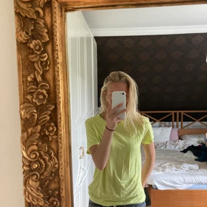 neongul tshirt från bikbok  - neon gul tshirt från bikbok ❤️❤️