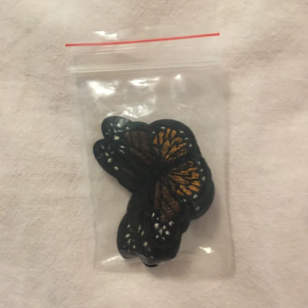 Söta Bruna fjärilar som man kan stryka på kläder permanent 5st :)<3. Accessoarer.