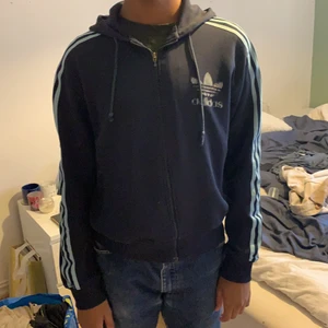 Mörkblå Adidashoodie - Bekväm vintage addias kofta