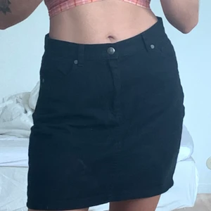 Jeanskjol - Svart jeanskjol. 