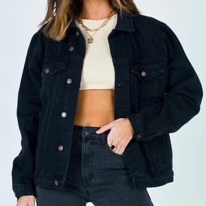 Svart jeans jacka - Svart jeansjacka i fint skick, för mer information eller bilder skriv ett meddelande <3