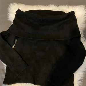 Hm tröja i storlek S  - En svart mysig tröja perfekt till hösten, använd endast två gånger. 