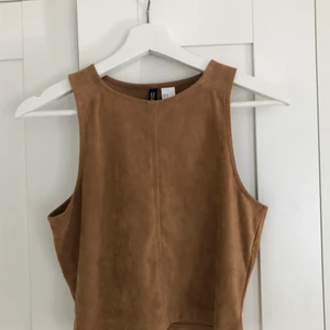 Tunn väst i fakeskinn  - En tunn väst i fakeskinn. Oanvänd, stl m (väldigt tajt, mer xs,s) 60kr eller kom med högsta bud