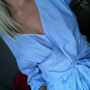 Himmelsblå blus - Endast provad blus från H&M, storlek 36 ❤️ superfin både till vardags och lite festligare tillfällen!!