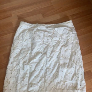 Vit spetskjol - En jättesomrig och fin spetskjol från Lindex elr Kappahl (minns inte riktigt). Kjolen är i strl 42 och passar mig som är 38, kanske aningen stor. 