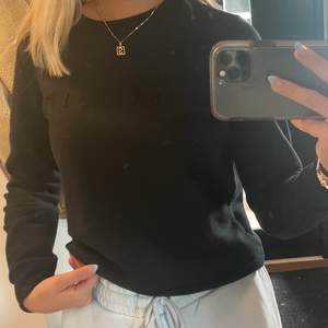 En jättefin och skön sweatshirt från Calvin Klein. Är i bra skick!! Storlek xs💓 300kr+frakt🥰