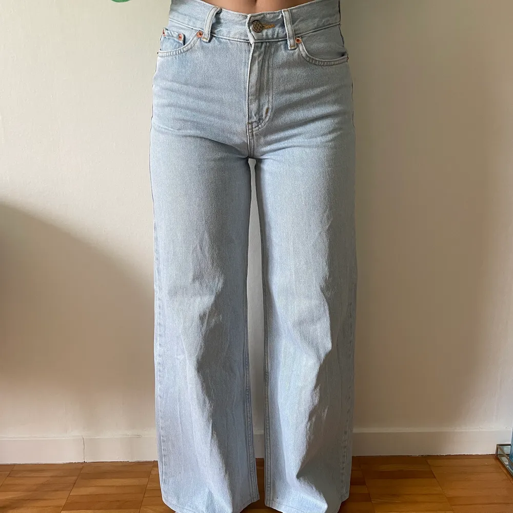 Säljer dessa supersnygga jeans från Junkyard! Storlek 25, men jag har själv sytt upp de så de ska passa mig som är runt 160 cm. Nypris 499 kr. Tveka inte om att höra av dig vid frågor eller fler bilder!😍. Jeans & Byxor.