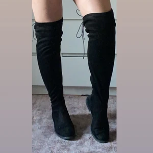 Höga boots  - Snygga höga boots med knytning. Sparsamt använda. Jag är 178 cm lång och de räcker precis över mina knän på mig 💕 Frakt tillkommer!