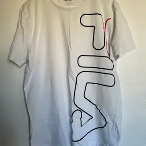 Vit fila t-shirt   Säljer pga att den inte används. Är i fint skick!   Storlek: M (passar storlek XS-L)