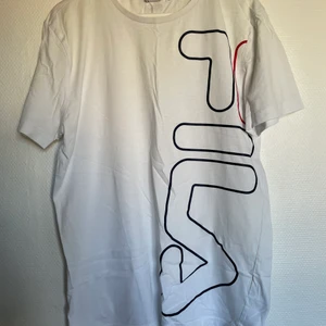 Fila T-shirt - Vit fila t-shirt   Säljer pga att den inte används. Är i fint skick!   Storlek: M (passar storlek XS-L)