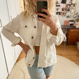 Vit jeansjacka - Vit jeansjacka, står strl 48 men passar utmärkt till mig som är 38. Superfint skick! Köpt second hand. Finns i Stockholm 
