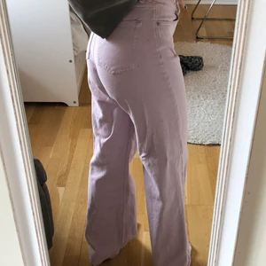 lila Monki jeans  - Knappt använda lila monki jeans, inga skador. Storlek 36/S men skulle säkert passa som XS. Lite långa för mig som är ungefär 160 cm. Köparen står för frakten och kom privat för fler bilder!💞 nypris var 400kr