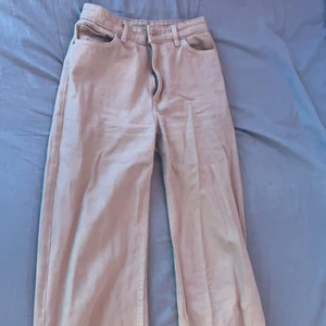 Monki jeans storlek 24 - Knappt använda, i fint skick. Vida jeans. Sitter jätte bra i midjan osv. 