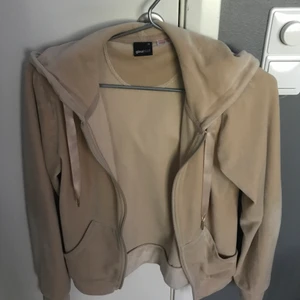 Zip hoodie - Två zip up koftor/hoodies med luvvor, den beiga är i strl XS och den svarta i strl S men båda passar XS/S, båda i bra skick. 💓 köpare står för frakt😊 vi kan lösa ett rabatt om du köper båda