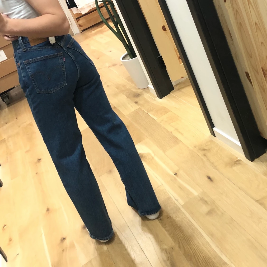 Mörkblå Levi’s jeans - 90