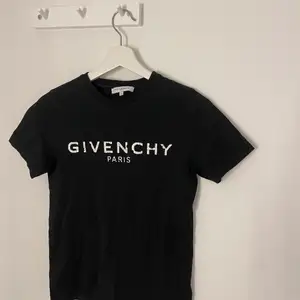 En t-shirt ifrån givenchy, som är väldigt fin! Den är äkta och köpt på NK. Köpt för 1000kr säljer för 400 + frakt!