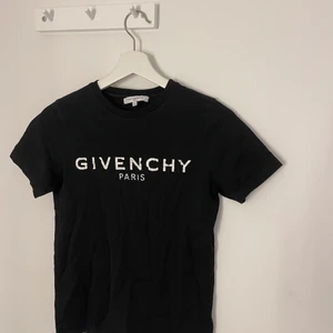 T-shirt  - En t-shirt ifrån givenchy, som är väldigt fin! Den är äkta och köpt på NK. Köpt för 1000kr säljer för 400 + frakt!