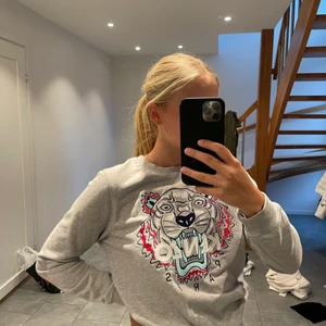 Kenzo Tröja🤍💗💙 - Säljer min fina kenzo tröja som tyvärr blivit för liten, väldigt fint skick!🤍💗💙💙💙💙
