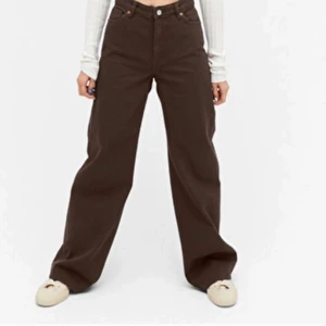 Bruna Yoko jeans - Lägger ut igen pga oseriösa köpare. De Slutsålda bruna yoko jeansen från Monkis hemsida🤍🤍 i nytt skick och endast använda fåtal gånger🤍formar kroppen jättefint!🤍 Nyköpta för 400kr (om spårbart frakt önskas betalas de av köparen annars bjuder jag!)🤍