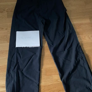 Hope wind trousers  - ett par hope wind trousers i strl 48. Bra condtion , använda väldigt lite. Bud 500 bin 900. Lägg till frakt på 66kr