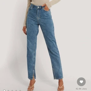 Jeans med slit - Jeans från NA-KD med slits som aldrig är använda. Strl 34 / Xs/S. Sitter bra på mig som brukar ha strl S i byxor och passar mig som är 160 samt längre. Egna bilder kan tas vid intresse. 
