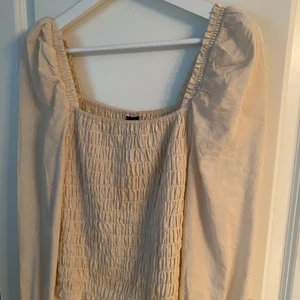 Snygg beige top - En så fin topp i beige långärmad. Säljer då jag inte får användning av den. 💘Buda från 80kr eller köp direkt för 100kr💘