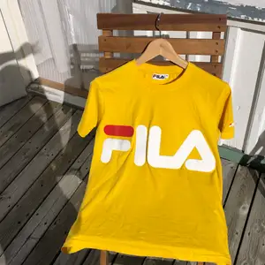 En t-shirt från FILA som är sparsamt använd!💛💛 storlek xs men som ni ser är den inte fitted så passar nog s också! Köparen står för frakt eller så möts vi i Stockholm 🥰